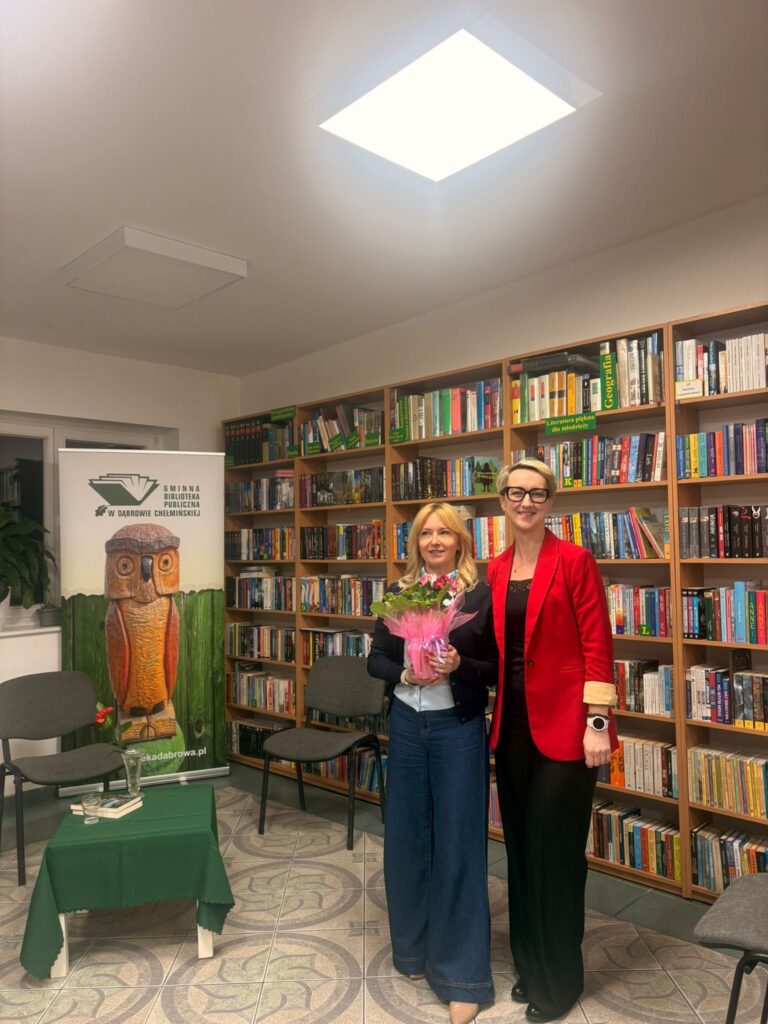 na zdjęciu znajduje się pani Justyna Kosień i pani Dyrektor Biblioteki Monika Pałczyńska